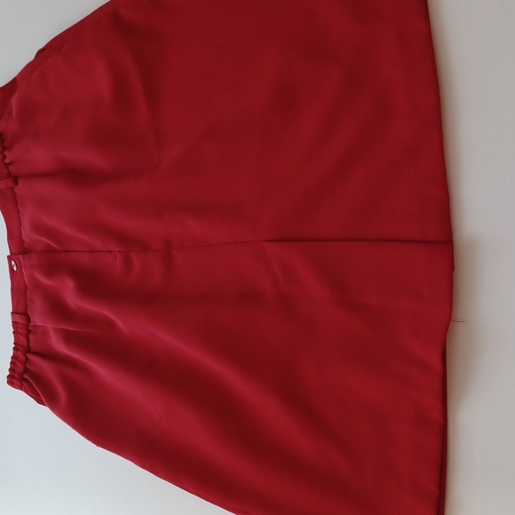 Requirements petite red lined pleated skirt size 14 petite zipper closure - Picture 3 of 8